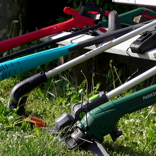 Die sechs Rasentrimmer nebeneinander aufgereiht 