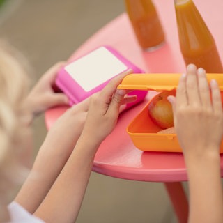 Kind öffnet seine Brotdose. Lunchboxen im Test, welche ist die beste? Wir vergleichen Tedi, Bio-Fabrik, Tchibo, Mepal, Koziol, Emsa, Ajaa, Ekobo, Bioloco von Chic Mic, Lekkabox.