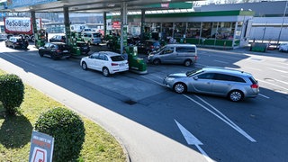 Autos an einer Tankstelle in Hörbranz (Vorarlberg) - nach Lindau in Deutschland sind es nur wenige hundert Meter (Archivbild).