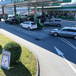 Autos an einer Tankstelle in Hörbranz (Vorarlberg) - nach Lindau in Deutschland sind es nur wenige hundert Meter (Archivbild).