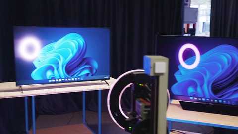 Man sieht einen Fernseher, der von einer Lichtquelle beleuchtet wird. Was hat die größte Elektronik-Fachmarktkette Deutschlands heute zu bieten? Wir schauen auf Preise, Service und Qualität.