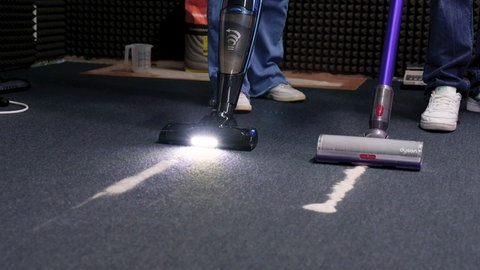 Man sieht zwei Akkusauger, die auf einem Teppich getestet werden. „Geiz ist geil“ – der Kult-Slogan von MediaMarktSaturn. Was hat die größte Elektronik-Fachmarktkette Deutschlands heute zu bieten? Wir schauen auf Preise, Service und Qualität.