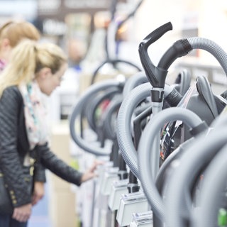 Kundinnen stehen vor einer Reihe Staubsauger in einer MediamarktSaturn-Filiale. Marktcheck checkt MediamarktSaturn