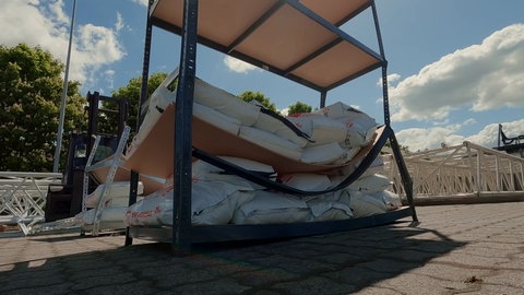 Bauhaus-Filiale mit großem Bauhaus-Schriftzug in rot von außen. Wie gut ist der Baumarkt Bauhaus?