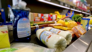 Lebensmittel liegen im Supermarkt auf dem Laufband. Aldi Süd und Nord sind zusammen der größte deutsche Discounter. Wir checken Preis und Qualität bei Spaghetti, Saft und Gartengeräten. Wie gut sind Bio-Gemüse und -Eier? 