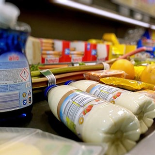 Lebensmittel liegen im Supermarkt auf dem Laufband. Aldi Süd und Nord sind zusammen der größte deutsche Discounter. Wir checken Preis und Qualität bei Spaghetti, Saft und Gartengeräten. Wie gut sind Bio-Gemüse und -Eier? 