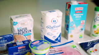 Mehrere Lebensmittel der Aldi Eigenmarke sind zu sehen. Aldi Süd und Nord sind zusammen der größte deutsche Discounter. Wir checken Preis und Qualität bei Spaghetti, Saft und Gartengeräten. Wie gut sind Bio-Gemüse und -Eier? 