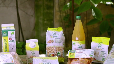 Lebensmittel der Eigenmarke "Nur nur Natur" sind zu sehen. Aldi Süd und Nord sind zusammen der größte deutsche Discounter. Bio-Produkte spielen eine immer größere Rolle, auch bei Supermärkten und Discountern. Wie es bei Bio-Eiern und Tierhaltung bei Lieferanten von Aldi aussieht.