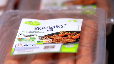 Verpackte Würstchen von Aldi aus der Haltungsform "vier". Aldi Süd und Nord sind zusammen der größte deutsche Discounter. Wir checken Preis und Qualität. Wie gut sind Bio-Eier, Bio-Lebensmittel und Haltungsformen? 