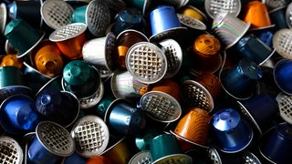 Leere Kaffeekapseln liegen rum