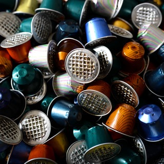 Leere Kaffeekapseln liegen rum