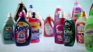 Verschiedene Waschmitteln sind nebeneinander aufgestellt und werden vergliechen