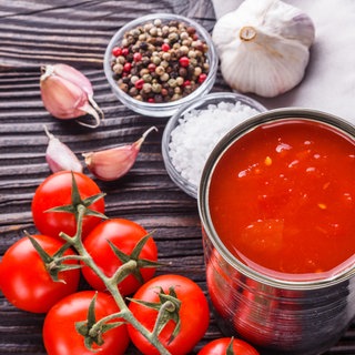 Tomaten aus der Dose auf Holzhintergrund