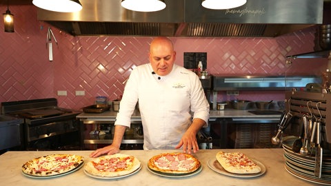 Pizza-Weltmeister Sibin Musev vor vier TK-Premium-Pizzen. Dr. Oetker, Wagner, Frosty, Freda: Welche TK-Pizza schneidet in unserem Test am besten ab?