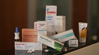 Die Preise von frei verkäuflichen Arzneimitteln aus Onlineshops und der App werden miteinander verglichen.