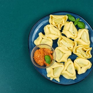 Italienische Tortelloni im Teller auf einem Tisch