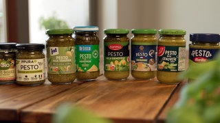 Fertiges Pesto alla genovese aus dem Supermarkt, vom Discounter und zwei Bio-Varianten im Test: Was steckt drin? Welches schmeckt besser?