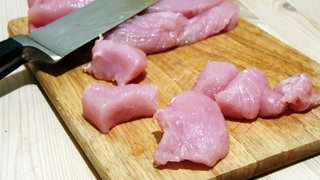 Putenfleisch ist häufig mit Keimen belastet - Küchenhygiene ist entscheidend.