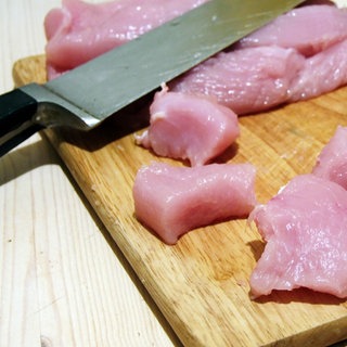 Putenfleisch ist häufig mit Keimen belastet - Küchenhygiene ist entscheidend.