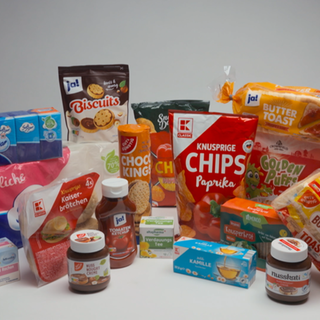 Lebensmittel verschiedener Eigenmarken wie "ja", "K-Classik", "Vemondo" oder "Gut und Günstig" - darunter Chips, Kecks, Tee, Ketchup und Toast