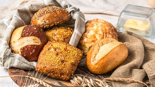 Brötchen in einem Korb
