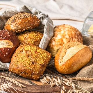 Brötchen in einem Korb