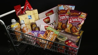 Im Einkaufswagen liegen verschiedene Produkte: einmal die normale Verpackung und das Vorteilspack