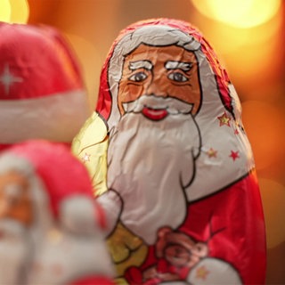 Schokolade wird Weihnachten 2025 teurer: Verschiedene Schokoladenweihnachtsmänner – gleich sind ihnen die Preissteigerungen