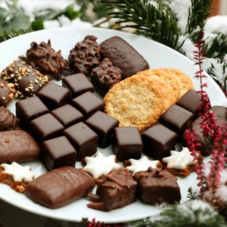 Passend zu Weihnachten: Teller mit Lebkuchen, Dominosteinen und Schokolade