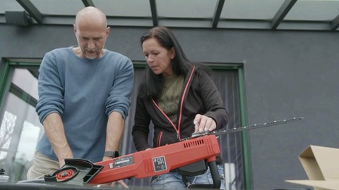 Das Ehepaar testet die Kettensäge, die sie am Amazon Prime Day gekauft hatten.