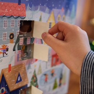 Ein Adventstürchen wird geöffnet