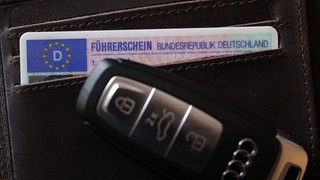 Auch die erste Generation der Plastikkarten-Führerscheine muss umgetauscht werden.