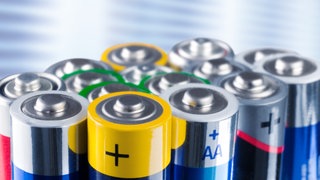 AA-Batterien stehen aufrecht nebeneinander. Welches sind die besten Batterien? Duracell Plus, Varta Longlife, Energizer Max, Paradies (dm), Ja!, Active Energy (Aldi), Star Q (Netto) im Test.