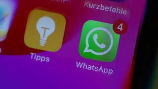 In Messengergruppen – etwa auf WhatsApp – werden fingierte Trading-Apps angepriesen.