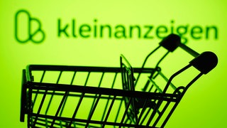 Einkaufswagen mit Kleinanzeigen-Logo im Hintergrund: Wenn das Verkaufen plötzlich teuer wird