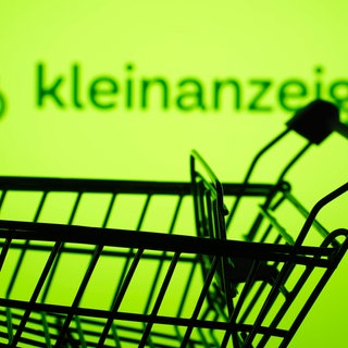 Einkaufswagen mit Kleinanzeigen-Logo im Hintergrund: Wenn das Verkaufen plötzlich teuer wird