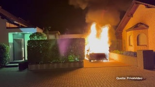 Hofeinfahrt mit lichterloh brennendem Auto. Abgebrannter Mercedes EQA - bleibt der Halter auf Kosten sitzen?