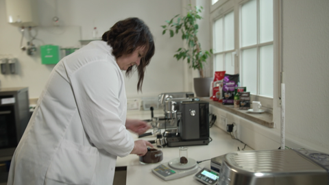 Günstige Kaffee-Maschinen im Test: Welche macht den besten Espresso?