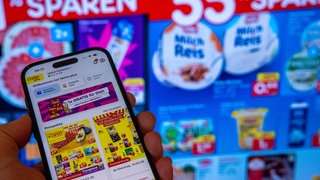 Ein Smartphone mit der Rabatt-App des Discounters Netto ist vor Werbeanzeigen zu sehen. Der Bundesverband der Verbraucherzentralen klagt gegen Netto - die App verstoße gegen den Gleichheitsgrundsatz und benachteilige Kunden, die die App nicht nutzen könnten oder wollten.