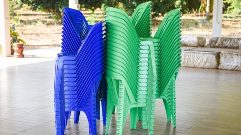 Plastikstühle für den Garten werden weltweit genutzt.