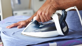 Wäsche bügeln mit Dampfbügeleisen: Test - welches Gerät glättet am besten?