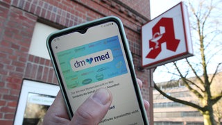 Handy mit dm-med-Website vor stationärer Apotheke. Welche Versandapotheke hat die besten Preise?