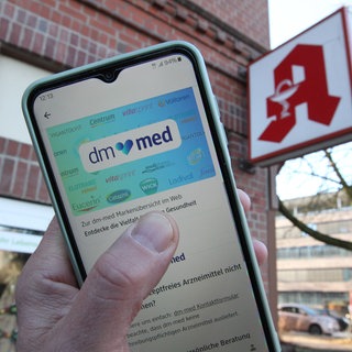 Handy mit dm-med-Website vor stationärer Apotheke. Welche Versandapotheke hat die besten Preise?