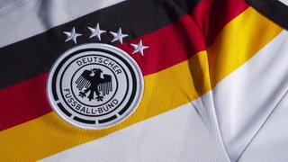 Nah-Ansicht eines Deutschland-Trikots. Fußball-Trikots für die WM 2026 - Original versus Fakes
