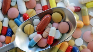 Viele Tabletten: Von Polypharmazie oder Multimedikation ist die Rede, wenn Menschen fünf oder mehr verschiedene Medikamente gleichzeitig nehmen. 