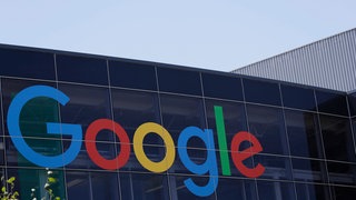 USA, Mountain View: Das Logo von Google steht an einem Gebäude am Firmensitz des Internet-Konzerns.