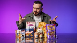 Perfekt für die Heißluftfritteuse. Das versprechen die Airfryer-Produkte aus dem Supermarkt. Doch überzeugen die Kreationen auch im Geschmack, Preis und der Zusammensetzung? Zu sehen ist Buy-Better-Host Marcel Aburakia. Er sitzt an einem Tisch. Vor ihm stehen die Produkte für den Airfryer, die er testet.