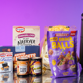 Perfekt für die Heißluftfritteuse. Das versprechen die Airfryer-Produkte aus dem Supermarkt. Doch überzeugen die Kreationen auch im Geschmack, Preis und der Zusammensetzung? Zu sehen ist ein Tisch mit den getesteten Produkten für den Airfryer. 