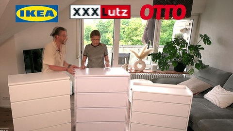 Drei ähnliche, günstige Kommoden von Ikea, XXXLutz und Otto: Eine junge Familie bestellt im Internet, baut auf und vergleicht drei weiße Kommoden mit Schubladen.
