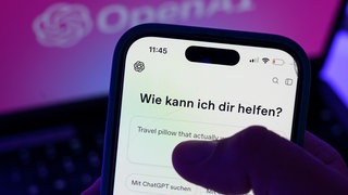 Smartphone mit ChatGPT auf dem Display: Künftig blendet ChatGPT bei kostenloser Nutzung Werbung ein. Was genau im Chat erscheint, wie sicher unsere Daten sind und Tipps, wie der Bot werbefrei bleibt – auch ohne ein Abo.